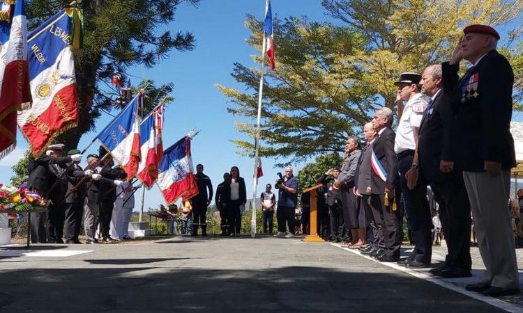 24.09 : Dépôt de gerbes à Païta