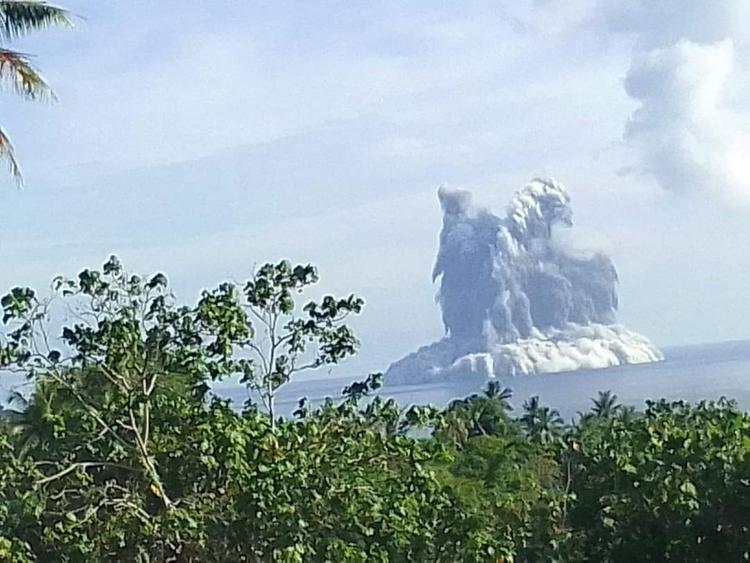 Eruption volcanique sous-marine au Vanuatu.