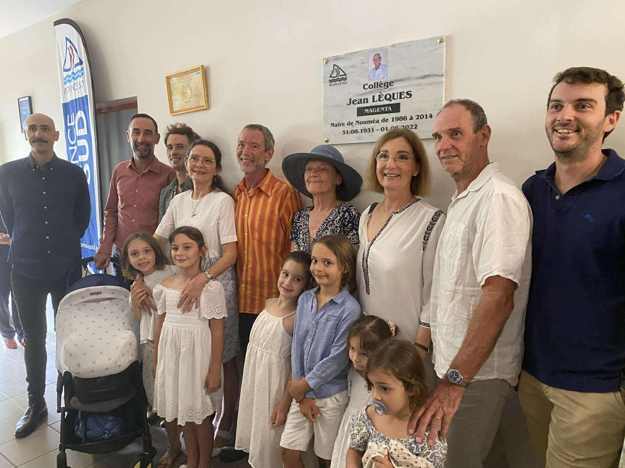 famille devant plaque