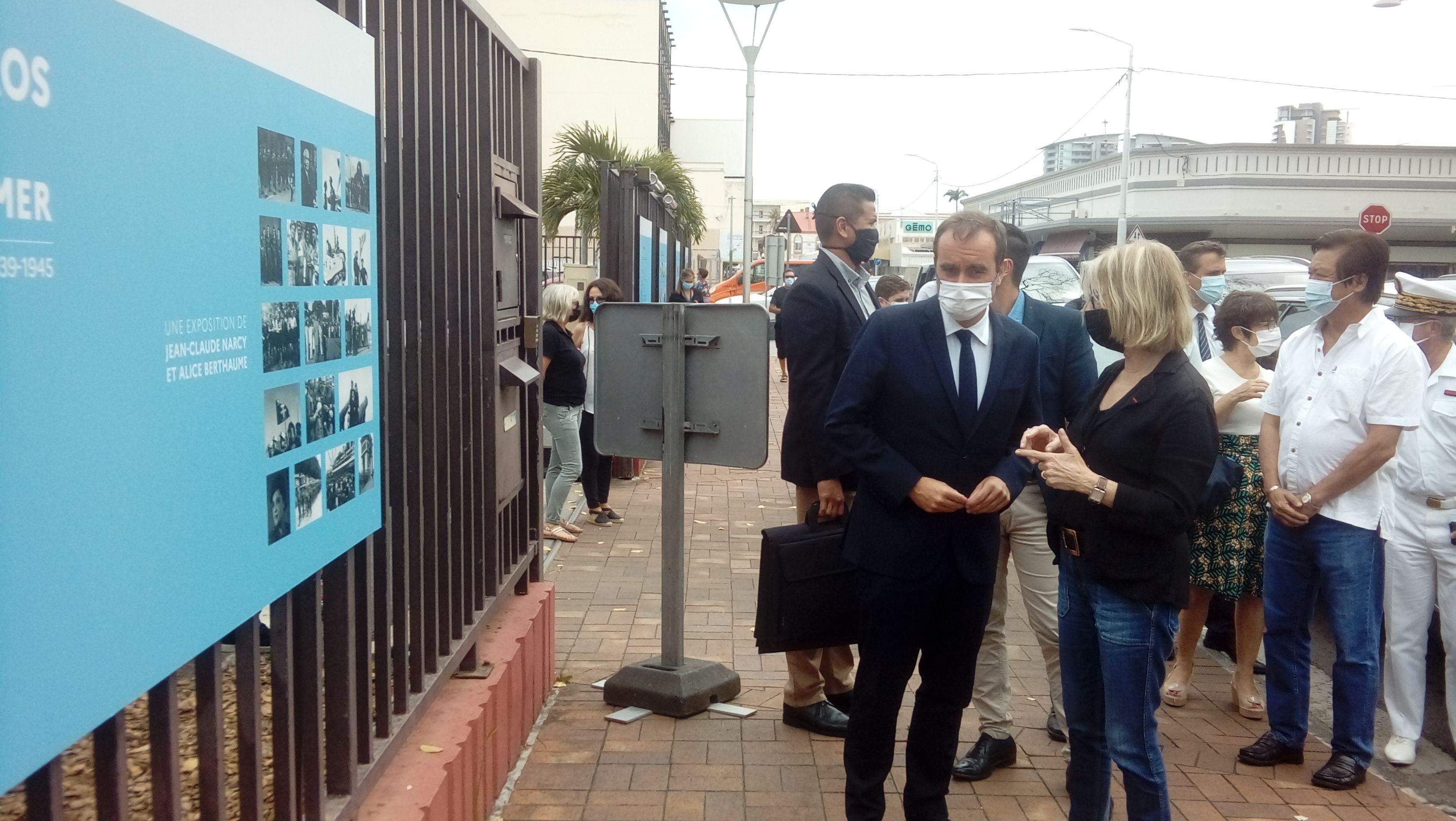 Visite de l'exposition "Héros d'outre-mer", à la Mairie de Nouméa