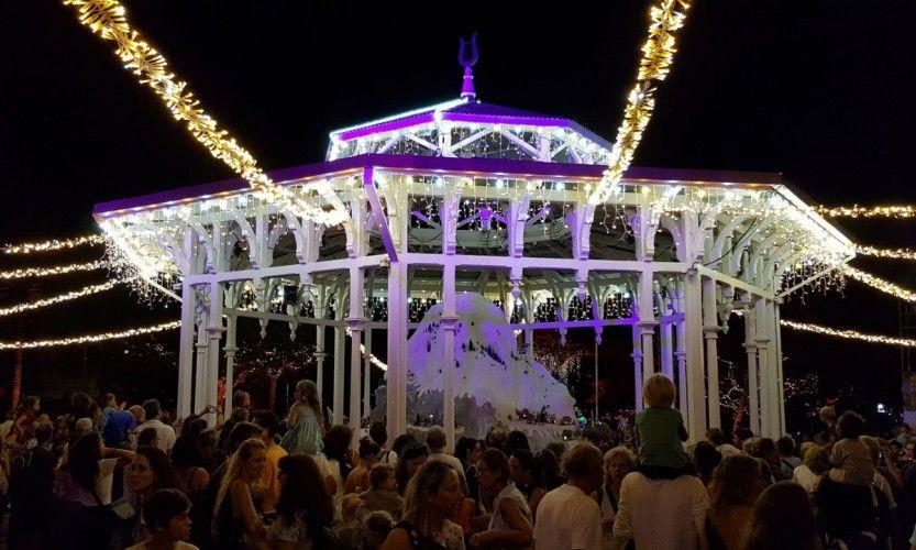 La place des Cocotiers s'illumine